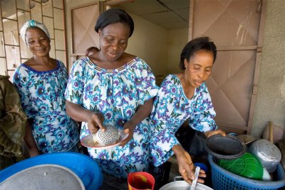 Des veuves ivoiriennes gèrent un restaurant de le quartier de Yopougon à Abidjan.
