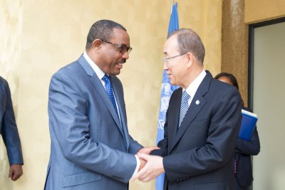 Le Secrétaire général de l’ONU, Ban Ki-moon (à droite), rencontre le Premier ministre éthiopien, Hailemariam Dessalegn, qui est également Président de l’Autorité intergouvernementale pour le développement (IGAD), en marge du 27ème sommet de l’Union africaine, à Kigali, au Rwanda, le 16 juillet 2016.