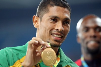 le Sud-africain Wayde van Niekerk remportant la médaille d'or à Rio 2016
