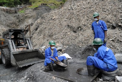 (Photo d'archives) -  Des ouvriers s'activant dans une mine en Afrique