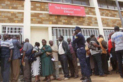 Kenyans queue to file their income tax returns at the Kenya Revenue Authority iTax Support Centre in Eldoret town (file photo)