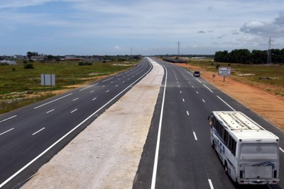 87,9 kilomètres de voies urbaines rapides aménagées, un quatrième pont à Abidjan ;

Création d'emplois pour 60 jeunes ingénieurs ivoiriens ;

La Banque africaine de développement, partenaire majeur pour la Côte d'Ivoire.