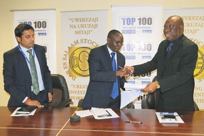 The Dar es Salaam Stock Exchange Chief Executive Officer, Moremi Marwa (middle).