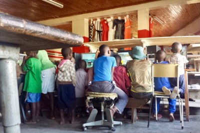 Children in one of the many internet cafés in Espungabeira on the Mozambique-Zimbabwe border (file photo).