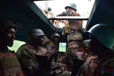 Des soldats malawiens de la Force d’intervention en patrouille entre les localités d’Oicha et Erengeti en RDC