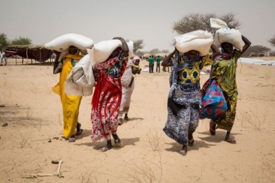 Des personnes vivant dans le camp de déplacés de Melia, au lac Tchad, recevant des vivres du PAM. La plupart des déplacés viennent des îles du lac Tchad, qui ont été abandonnées en raison de l'insécurité.