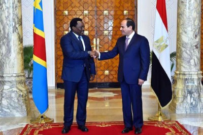 Les Présidents congolais Joseph Kabila et égyptien Abdel Fatah Al-Sissi le 22 avril 2017 au Caire en Egypte