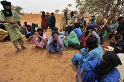 Des réfugiés maliens au Burkina Faso attendent de recevoir de la nourriture pour leur bétail. 2012