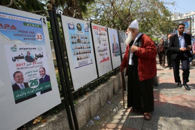 Un électeur devant les affiches de la campagne des législatives.