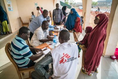 Members of MSF Nigeria Emergency Response Unit (NERU) precede to make the triage to the people arriving in the meningitis treatment center run by MSF in Sokoto Mutalah Mohamad Hospital (file photo).