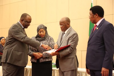 President John Magufuli gets clarification from the chairperson of a committee formed to probe the contents in mineral sand Prof Abdulkarim Mruma, soon after receiving the report at the State House in Dar es Salaam. Looking on are Vice-President, Ms Samia Suluhu Hassan and Prime Minister, Mr Kassim Majaliwa.