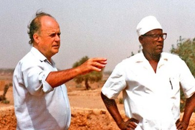 Jean Rouch et Damouré Zika en tournage au Niger, dans les années 1970.