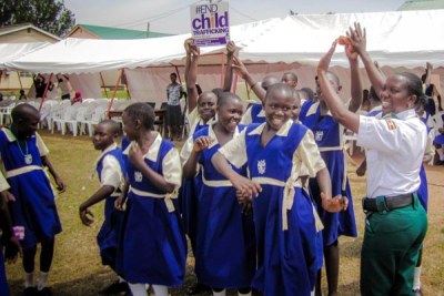 Agnes Igoye interagit avec les écoliers dans l'une des campagnes visant à mettre fin à la traite des enfants en Ouganda.