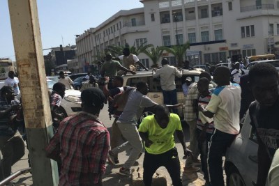 Repoussé par les forces de l'ordre qui ont lancé des lacrymogènes, le véhicule de l'ex Président Abdoulaye wade quitte le quartier de La Medina, le 25 juillet 2017.