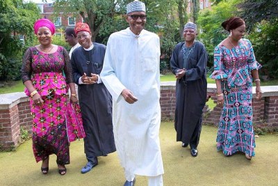 Buhari strikes a pose with Lai Mohammed, Garba Shehu, Abike Dabiri in new photo