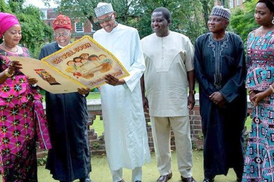 Buhari strikes a pose with Lai Mohammed, Femi Adeshina, Garba Shehu, Abike Dabiri in new photo.