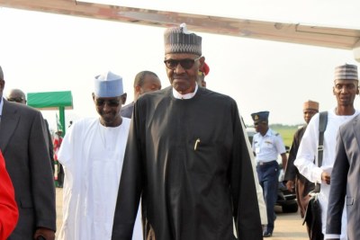 Le President Muhammadu Buhari à son arrivée à l'aéroport international d' Abuja en provenance de Londres.