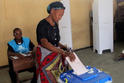 Voting in Kinshasa in 2008