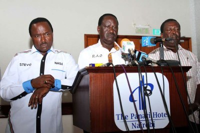 Le leader de la Nasa, Raila Odinga, accompagné de ses acolytes Kalonzo Musyoka (à g.) et Musalia Mudavadi, s'adressant aux journalistes à l'hotel Panari, à Nairobi.