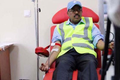 President Mohamed Abdullahi Mohamed Farmajo donating blood at Mogadishu’s Erdogan Hospital on October 15, 2017 for the victims of the previous day's bomb explosion.