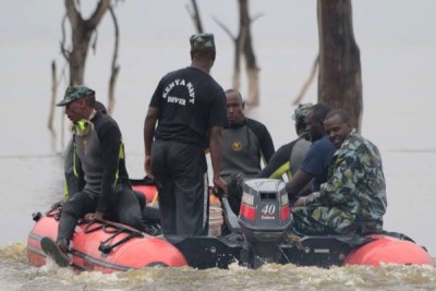 Kenya Navy divers on October 24, 2017 search for missing passengers of the helicopter that crashed into Lake Nakuru.