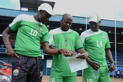 Harambee Stars first coach Stanley Okumbi consults with his assistants Frank Ouna and John Kamau during a training session at the Kenyatta Stadium in Machakos (file photo).