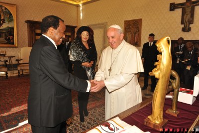 Le Saint-Père a reçu le Président de la République du Cameroun, accompagné de la Première Dame Chantal BIYA. Cette rencontre au sommet a été marquée par un tête-à-tête entre le Pape François et S.E. Paul BIYA.
