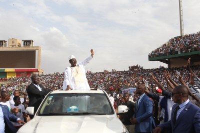 Le chef de file de l’opposition malienne, Soumaïla Cissé, au stade du 26 mars de Bamako devant plus de 80 000 personnes.