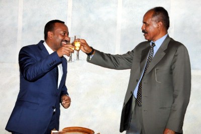 Ethiopia’s PM Abiy Ahmed and Eritrea’s President Isaias Afewerki at an official dinner in Asmara (file photo)