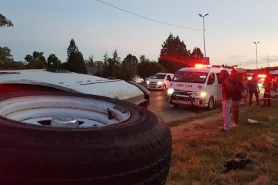 La scène de l'accident dans lequel 13 personnes ont été blessées à la suite d'un renversement d'un seul minibus taxi au coin de Malibongwe Drive et Kapital Street à North Riding, Johannesburg