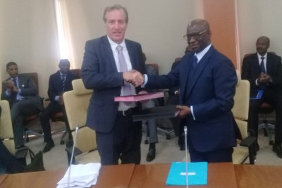 Poignée de main le vice-gouverneur de la BCEAO, M. Abdoulaye Diop et l'ambassadeur de France au Sénégal, M. Christophe Bigot lors de la convention de financement BCEAO-AFD, lundi 03 juin 2019 à Dakar