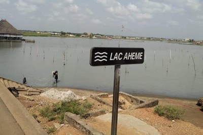 Le lac Ahémé se situe au sud-ouest du Bénin, dans le département du Mono.