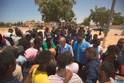 Le chef de mission du HCR en Libye, Jean-Paul Cavalieri, écoute les témoignages de responsables, réfugiés et migrants après son arrivée au centre de détention de Tajoura. (3 juillet 2019)