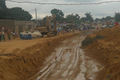 Vue de la principale avenue qui traverse le quartier la Base, bien endommagé par les pluies, à Brazzaville.