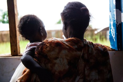 Une femme avec sa petite fille au Wisdom Center à Juba, au Soudan du Sud, après avoir été battue par son mari.