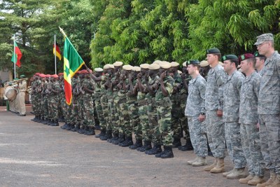 Forces de sécurité du Mali en 2010. (voir la version alternative pour la récolte avec seulement des soldats maliens)