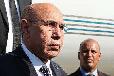 Le président mauritanien Mohamed Ould Ghazouani, à gauche, arrive à l'aéroport de Sotchi pour participer au Sommet Russie-Afrique 2019 à Sotchi, Russie, le 22 octobre 2019.
