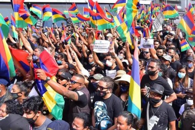 Des dizaines de milliers de Mauriciens ont défilé dans les rues de Port-Louis le 29 août 2020 pour protester contre la gestion par le gouvernement de la marée noire qui a frappé l'île.
