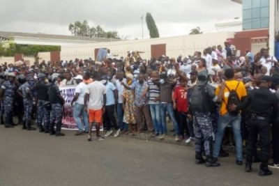 (archive) Les partisans de Laurent Gbagbo venus nombreux au Siège de la CEI.