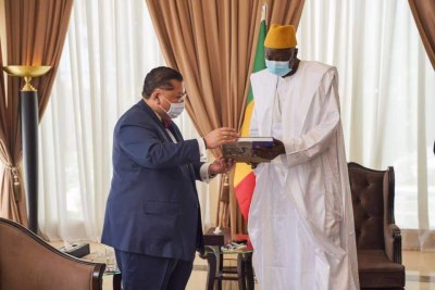 L'envoyé spécial des États-Unis pour le Sahel rencontre le président par intérim du Mali, Bah N'Daw.