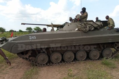 Soldats ougandais dans un char de combat.