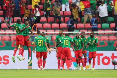 Les Lions indomptables du Cameroun célébrant leur victoire en CAN 2021.
