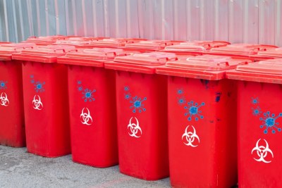 Les poubelles rouges avec le symbole contagieux à l'extérieur protègent des germes et des virus.