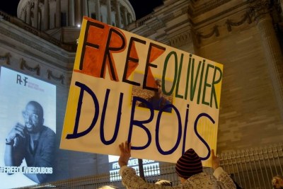 Libérez Olivier Dubois peut-on lire sur cette pancarte. Il a été vu pour la dernière fois en avril 2021 lors d'un reportage au Mali.