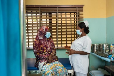 L'infirmière Peace, à droite, conseille une patiente avant qu'elle ne subisse un dépistage du cancer du col de l'utérus au bureau de la Fondation RAiSE dans l'État du Niger, le 24 février 2021. (Archives)