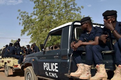 Des policiers en patrouille au Niger.