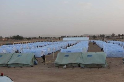 Le camp établi par le HCR à Remada, où sont abritées près de 1 000 personnes. Davantage de tentes sont montées pour répondre aux besoins en matière d’abri.