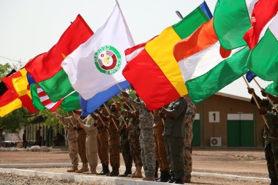 Les troupes internationales soutenant l'Accord occidental 16 de l'armée américaine en Afrique hissent leurs drapeaux lors de la cérémonie d'ouverture de l'exercice, le 2 mai 2016 au Camp Zagre, à Ouagadougou, au Burkina Faso. Le drapeau de la CEDEAO est au centre de la photo. (archives)