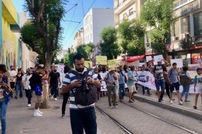 Des journalistes tunisiens couvrent une manifestation dans la capitale Tunis.
