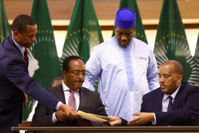 Début novembre 2022 :  Redwan Hussien et Getachew K Reda (assis), représentant le gouvernement éthiopien et le Front de libération des peuples du Tigré, signant l'accord de cessation des hostilités à Pretoria.